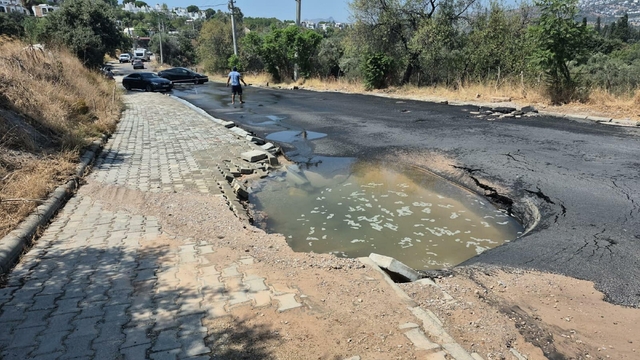 Bodrum'da ana su isale hattı patladı, tonlarca su boşa aktı