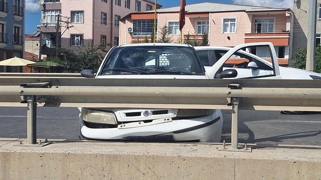 Samsun'da kamyonla çarpışan otomobildeki yolcu yaralandı