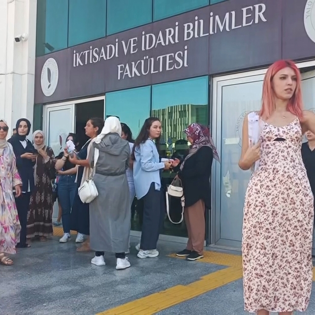 Yalova'da kazadan sonra oluşun trafik yoğunluğu nedeniyle AÖF sınavına geç...