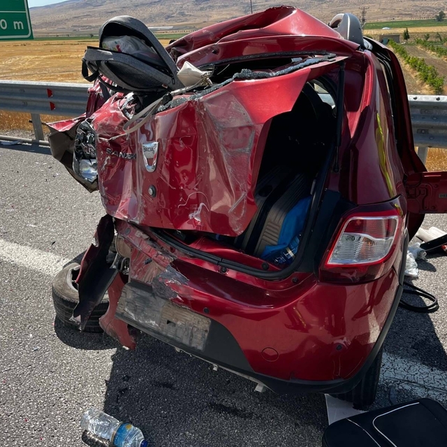 Niğde Otoyolu'nda kamyon ile otomobil çarpıştı; 1 ölü, 3 yaralı