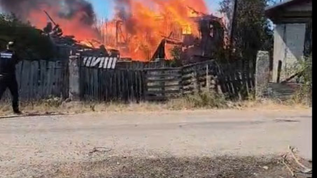 Otluk alanda çıkan yangında 3 ev 2 ahır ve 2 samanlık kül oldu