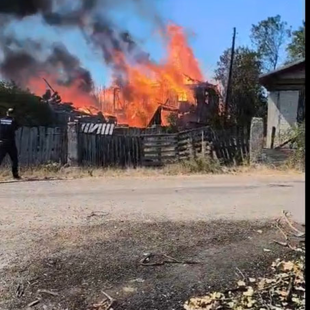 Otluk alanda çıkan yangında 3 ev 2 ahır ve 2 samanlık kül oldu