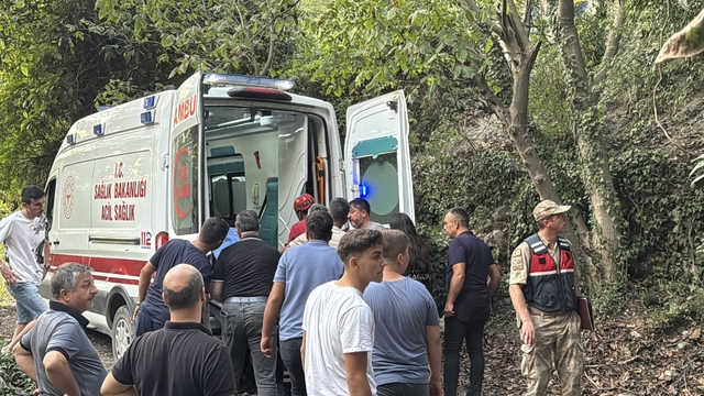 Hatay'da uçuruma yuvarlanan traktörün sürücüsü yaralandı