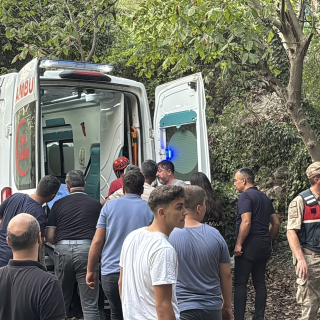 Hatay'da uçuruma yuvarlanan traktörün sürücüsü yaralandı