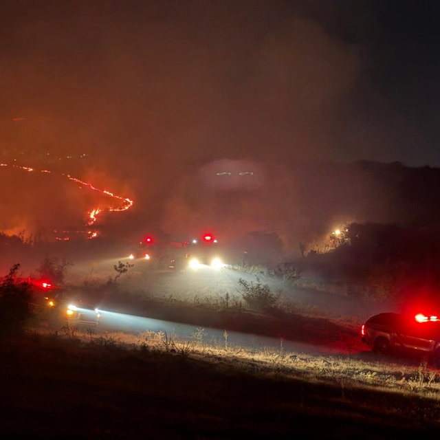 Balıkesir'de otluk ve makilik alanda çıkan yangına müdahale ediliyor
