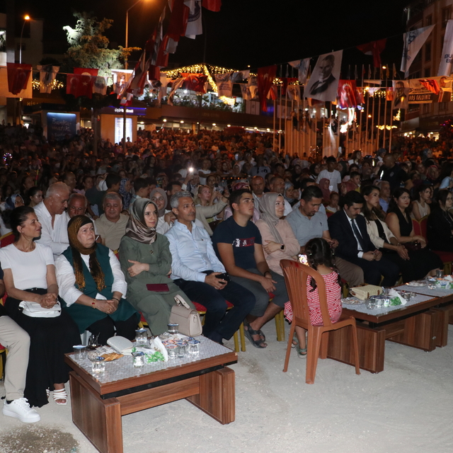 Şarkıcı İlyas Yalçıntaş Hatay'da konser verdi