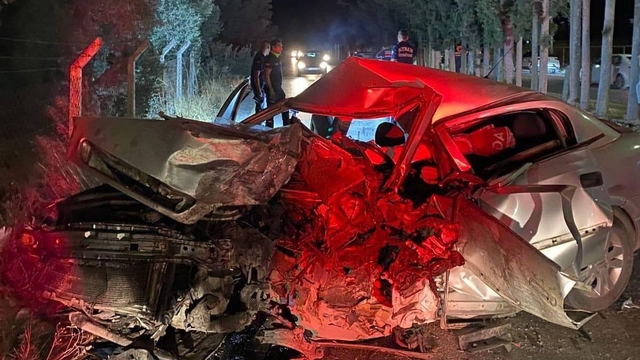 Aydın'da refüjdeki ağaca çarpan otomobilin sürücüsü hayatını kaybetti
