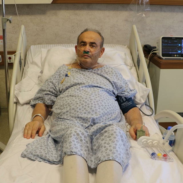 Fazla ilaç kullanımından bağırsağı delinen hasta ölümden döndü