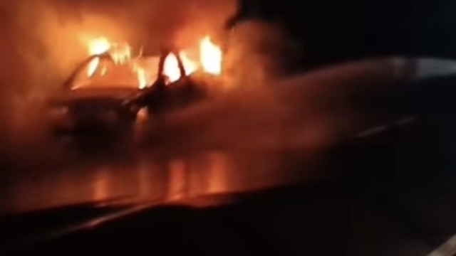 Motor kısmından alev alan otomobil yandı