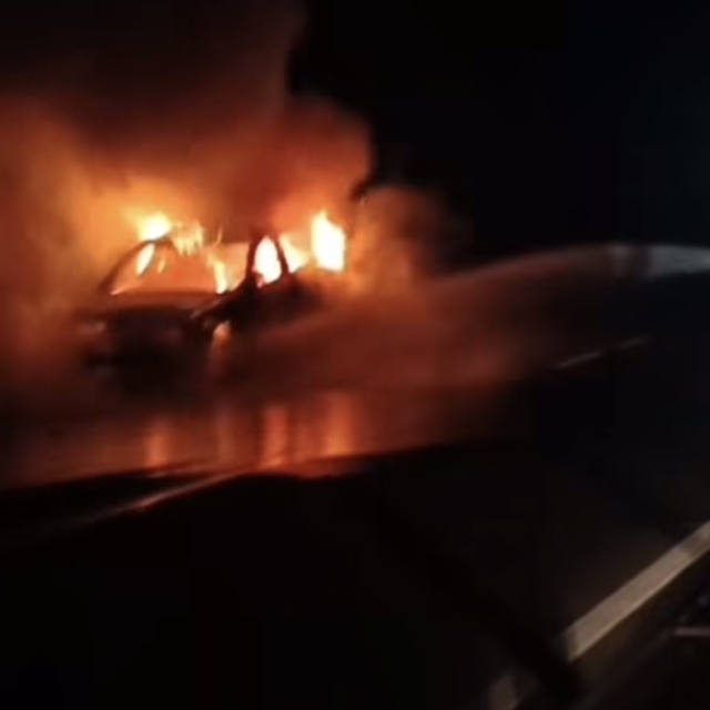 Motor kısmından alev alan otomobil yandı