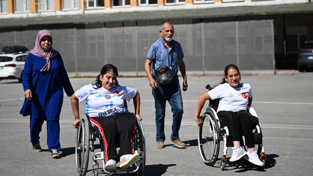 Bedensel engelli arkadaşlar Kadriye ve Vesile, badmintonda yeni başarılara birlikte hazırlanıyor