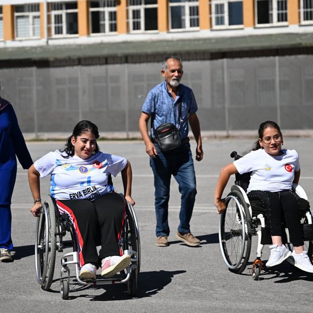 Bedensel engelli arkadaşlar Kadriye ve Vesile, badmintonda yeni başarılara...