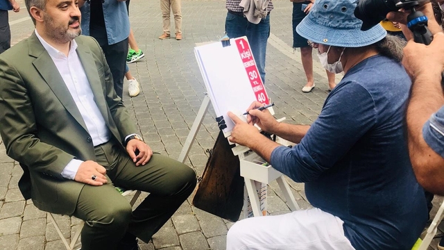 Kültürpark'ta aynı ağacın altında 55 yıldır karikatür çiziyor