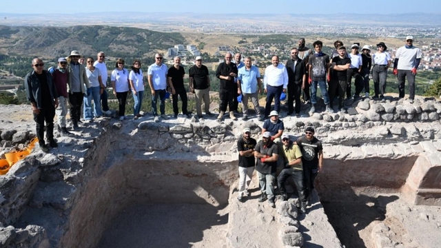 Anadolu Üniversitesi Rektörü Adıgüzel, Karacahisar Kalesi kazı alanını ziyaret etti