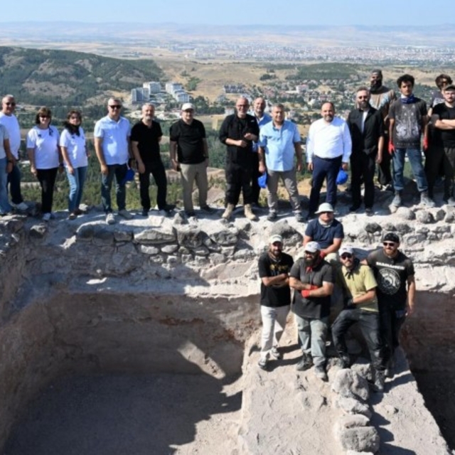 Anadolu Üniversitesi Rektörü Adıgüzel, Karacahisar Kalesi kazı alanını ziya...