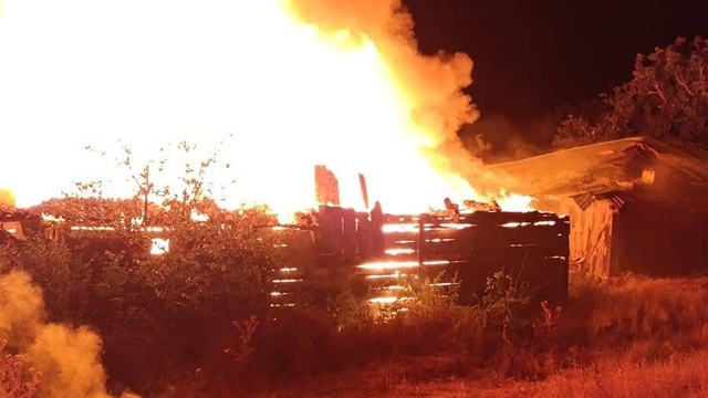 Köydeki yangında 3'ü metruk, 6 ev kullanılamaz hale geldi