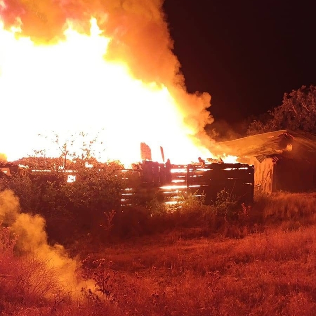 Köydeki yangında 3'ü metruk, 6 ev kullanılamaz hale geldi