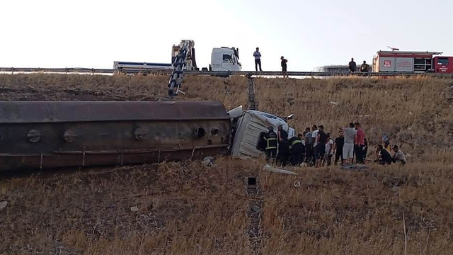 Gaziantep'te devrilen tankerin şoförü yaralandı