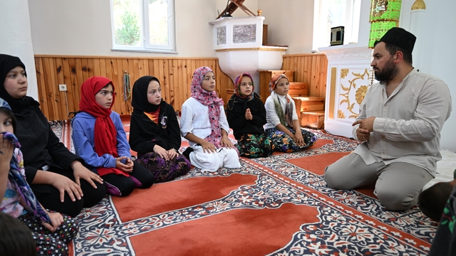 Camide Kur'an okumayı, sahada ise çevre bilinci ve suyun önemini öğreniyorlar