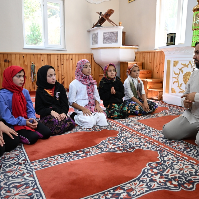 Camide Kur'an okumayı, sahada ise çevre bilinci ve suyun önemini öğreniyorl...