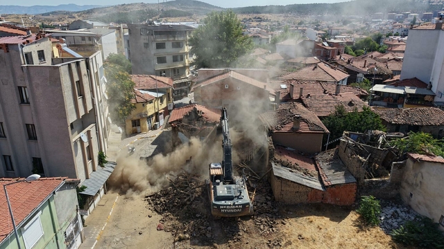 Sındırgı'da hasarlı binaların yıkımı sürüyor