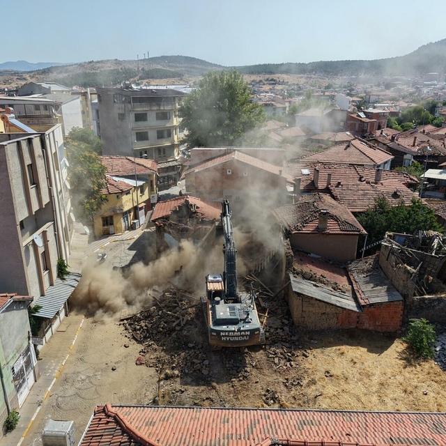 Sındırgı'da hasarlı binaların yıkımı sürüyor