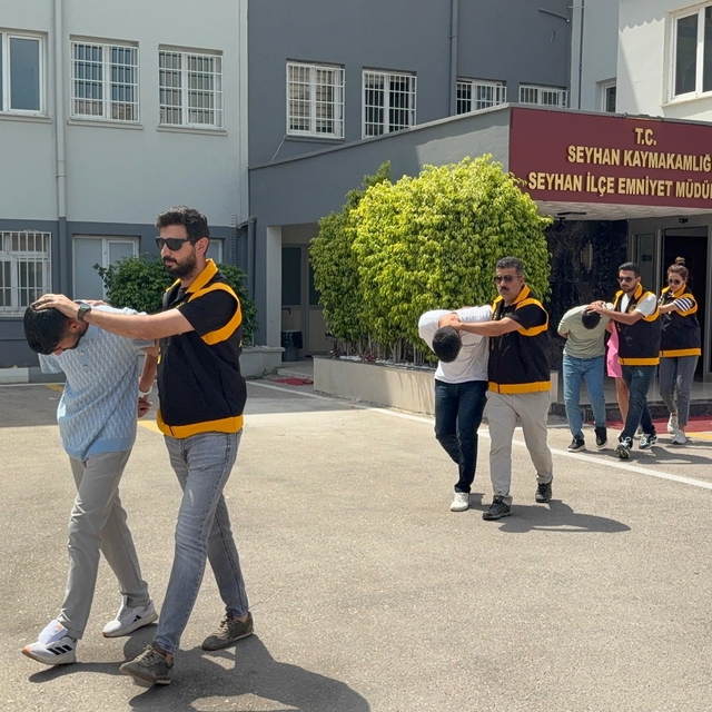 Adana'da dolandırıcılık girişiminde bulundukları öne sürülen 8 şüpheli tutu...