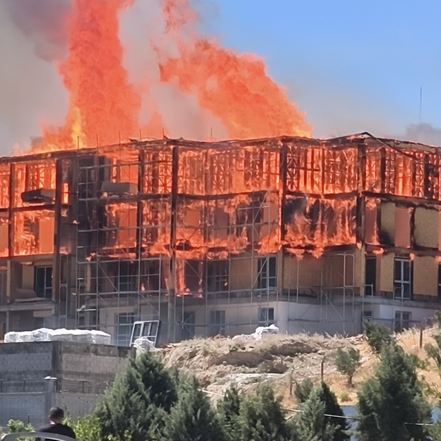 Ahşap lojman, yalıtım yapılırken yanmış