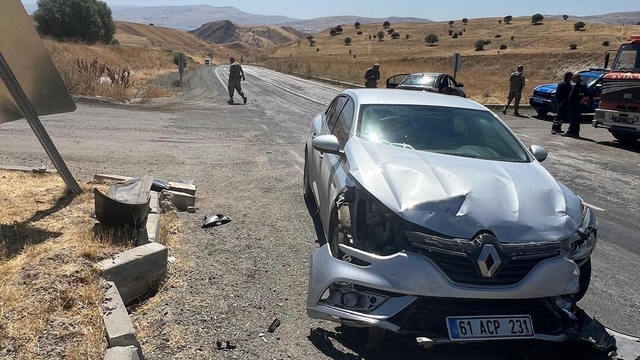 Muş'ta iki otomobilin çarpışması sonucu 8 kişi yaralandı