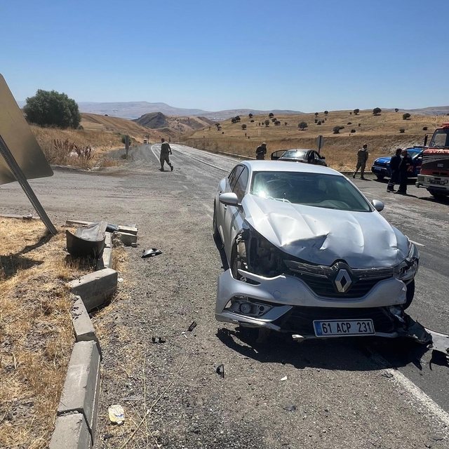 Muş'ta iki otomobilin çarpışması sonucu 8 kişi yaralandı