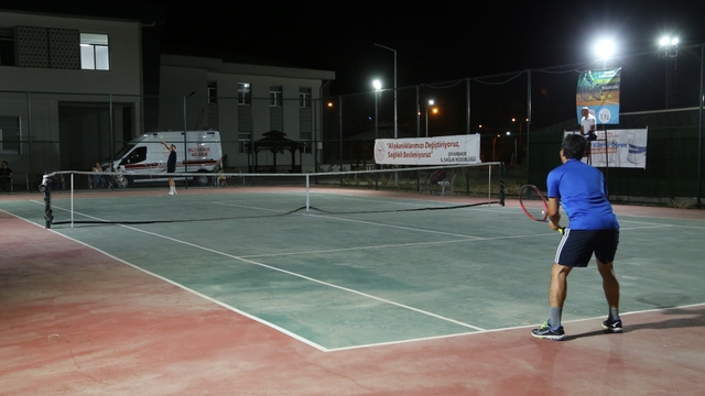Diyarbakır'da sağlık çalışanları için organize edilen tenis turnuvası başladı