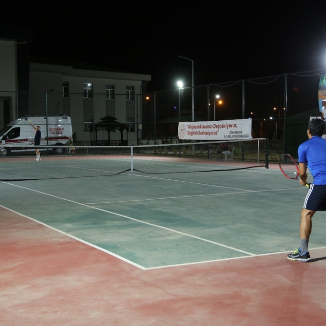 Diyarbakır'da sağlık çalışanları için organize edilen tenis turnuvası başla...