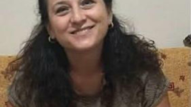 Kapısı açık minibüsten düşen ebe hayatını kaybetti