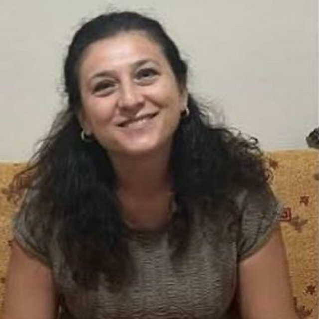 Kapısı açık minibüsten düşen ebe hayatını kaybetti