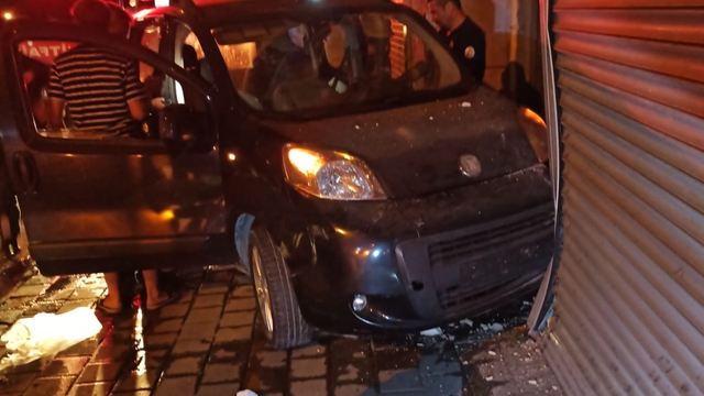 Adana'da otomobil ile hafif ticari aracın çarpıştığı kazada 2 kişi yaralandı