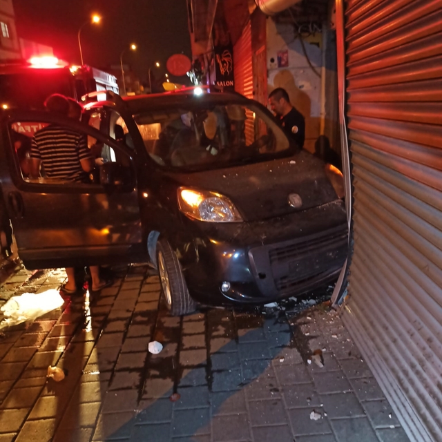 Adana'da otomobil ile hafif ticari aracın çarpıştığı kazada 2 kişi yaraland...