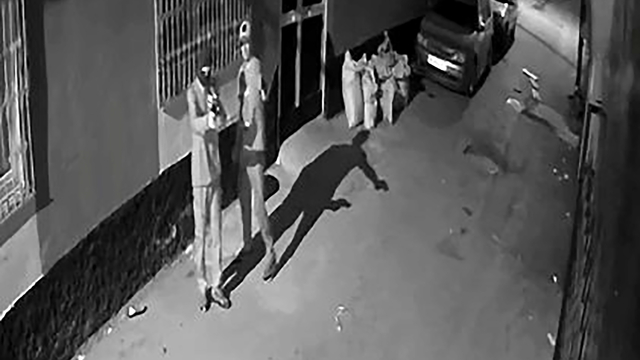 Husumetli olduğu akrabasının evine ateş açıp, o anları kayda aldı