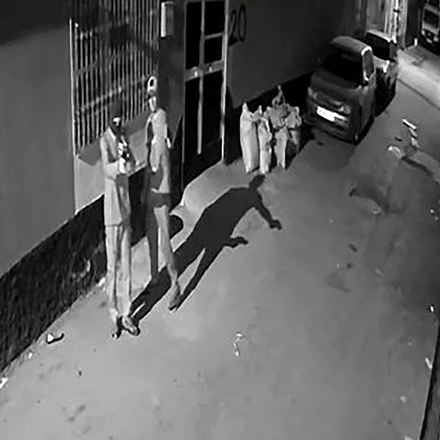 Husumetli olduğu akrabasının evine ateş açıp, o anları kayda aldı