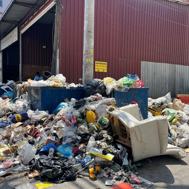 İzmir'de çöp yığınları oluştu