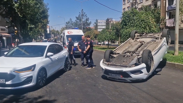 14 yaşındaki sürücünün kullandığı otomobil park halindeki otomobile çarpıp, takla attı