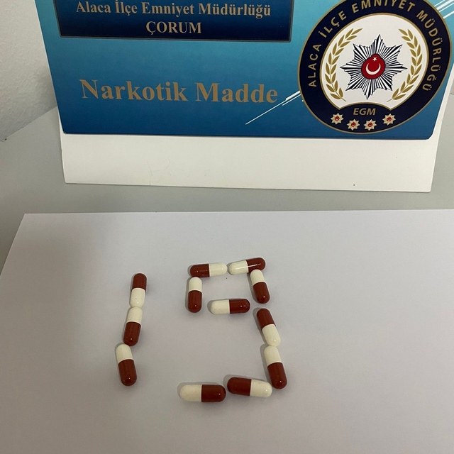 Çorum'da üzerinde uyuşturucu bulunan 2 kişi gözaltına alındı