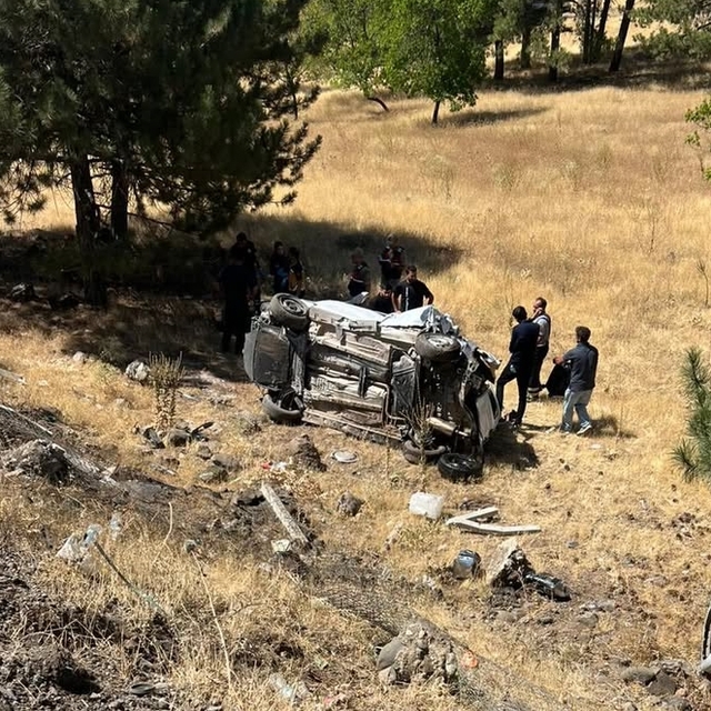 Elazığ'da şarampole devrilen hafif ticari araçtaki 3 kişi yaralandı