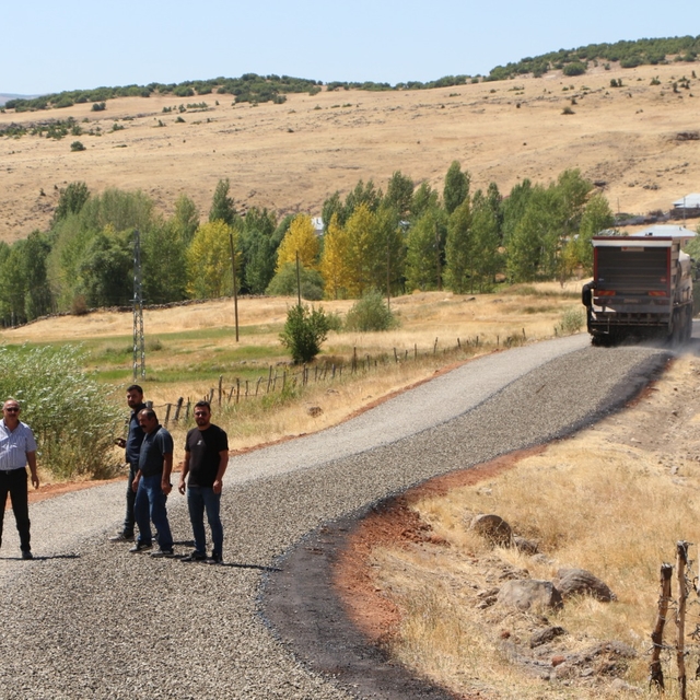 Karlıova'da yol asfaltlama ve onarım çalışmaları