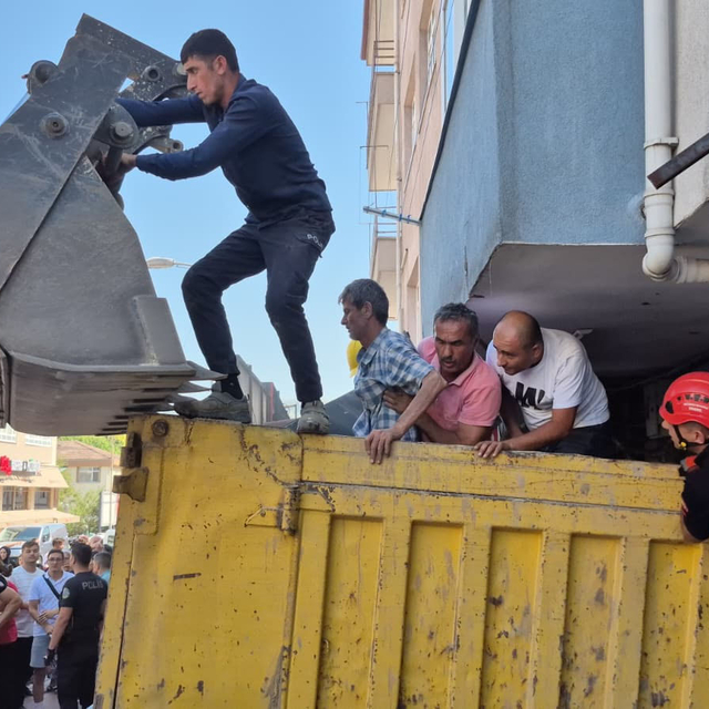 Freni boşalan hafriyat kamyonu iş yerine girdi, o anlar kamerada