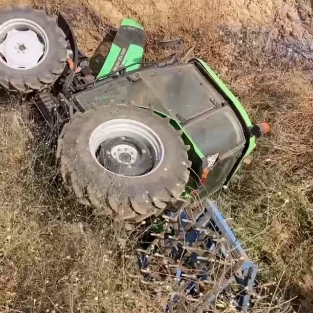 Çanakkale'de yangına müdahale sırasında köylü traktörüyle şarampole devrild...