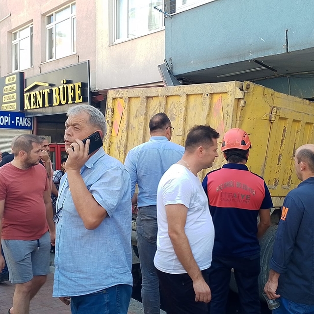 Zonguldak'ta freni boşalan kamyon park halindeki araçlara çarpıp iş yerine...