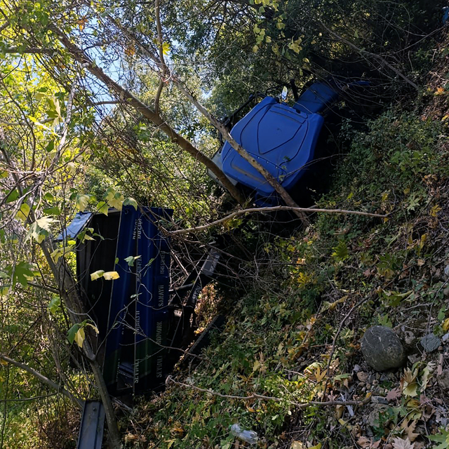 Yamaca devrilen traktördeki 2'si çocuk, 5 kişi yaralandı