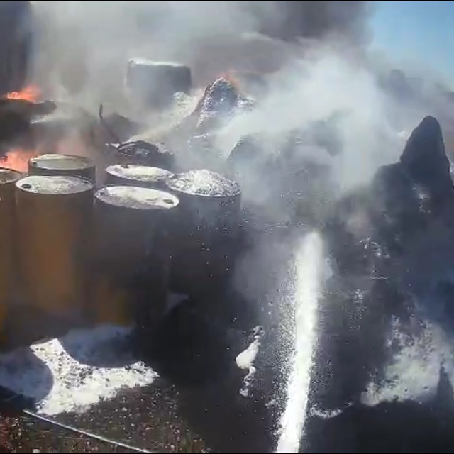 Tonlarca kauçuk ve zemin yapıştırıcısı yandı