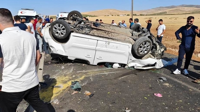 Hafif ticari araç takla attı: 2'si çocuk, 6 yaralı