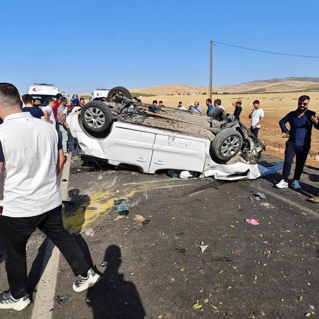 Hafif ticari araç takla attı: 2'si çocuk, 6 yaralı